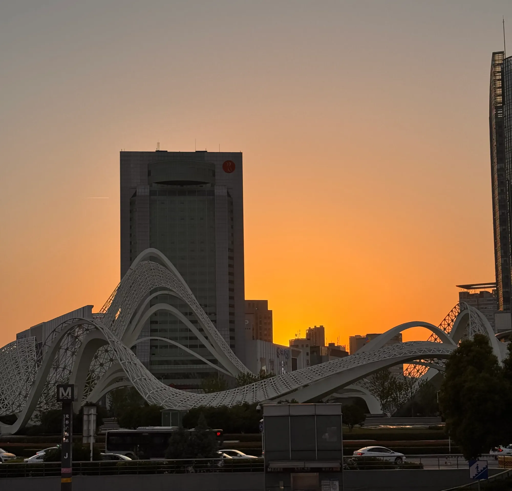 五一假期傍晚的光谷广场星河广场